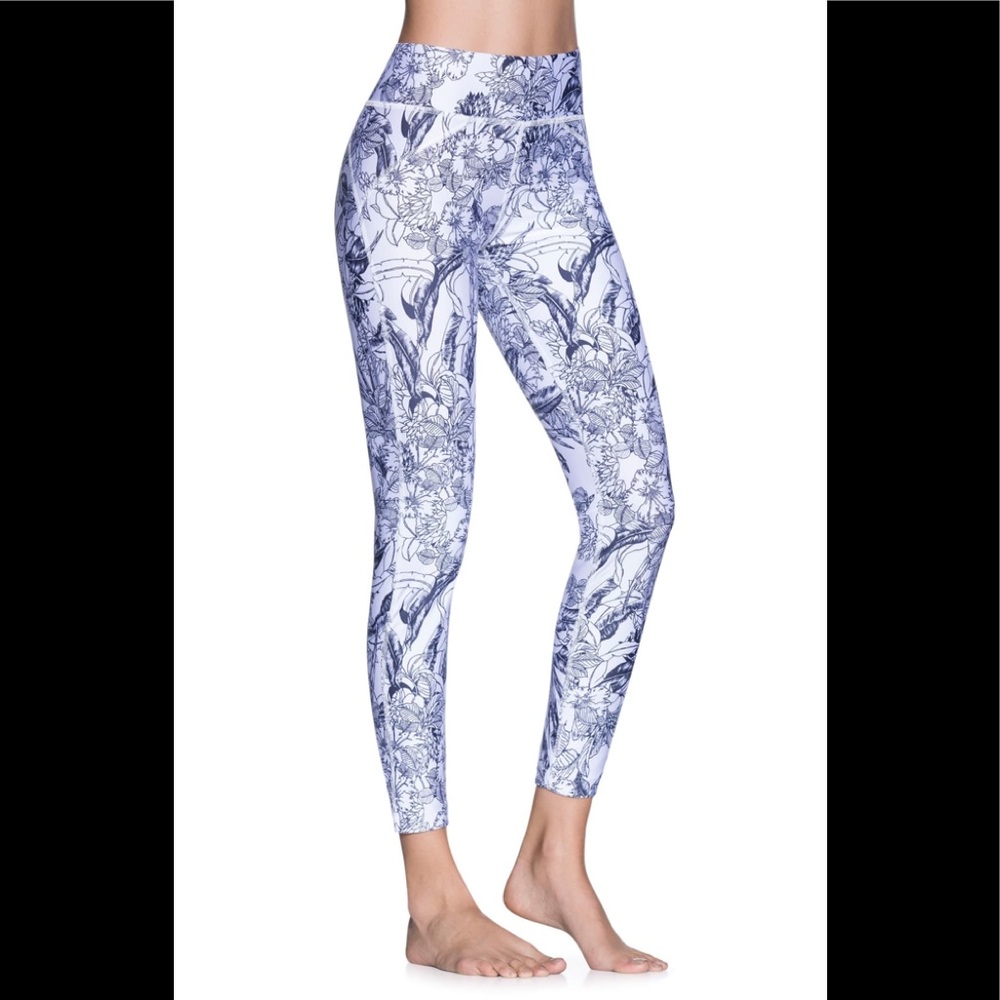 EUC Maaji Dazeful Flower 7/8 Yoga Pant in Large